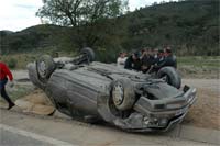 Viatura capota e faz três feridos