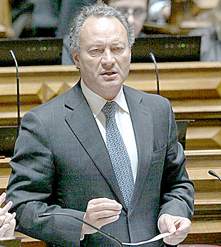 Adão Silva chega a número um