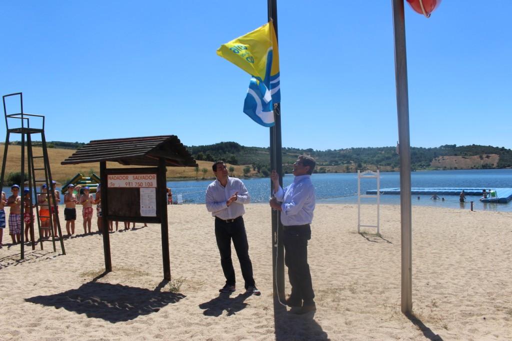 Bandeira de qualidade de ouro hasteada no Azibo