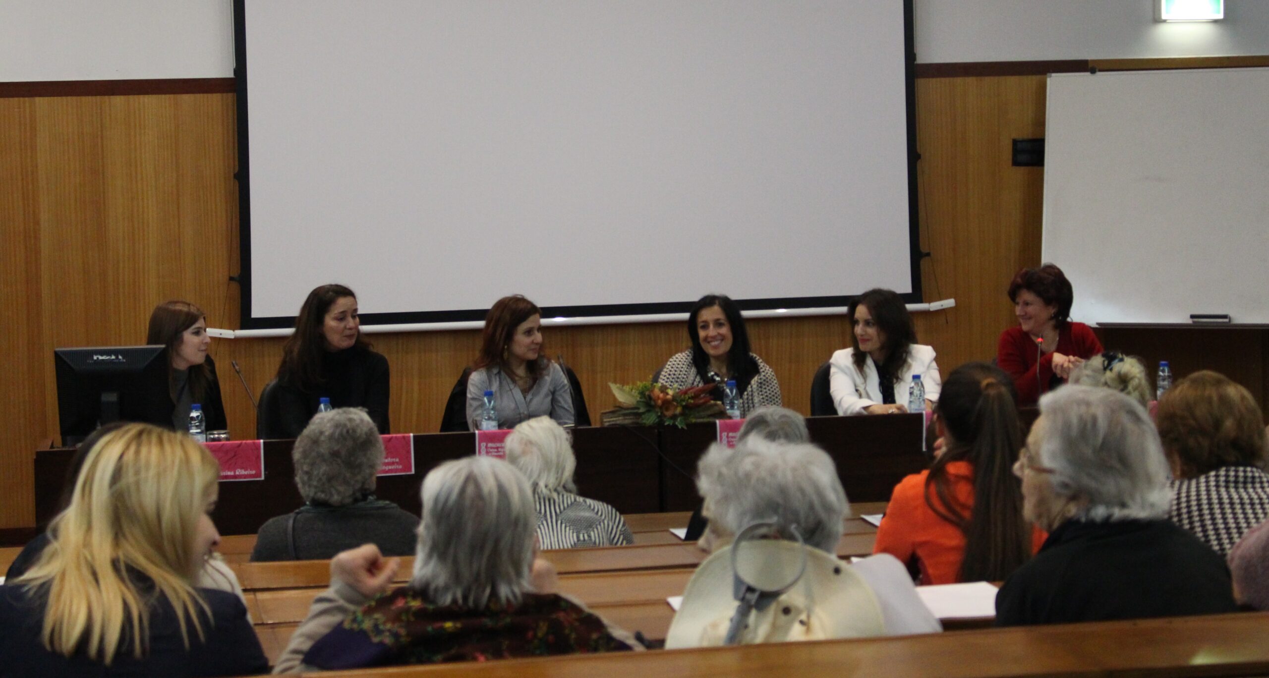 Desigualdades no mercado laboral debatidas em fórum sobre a mulher