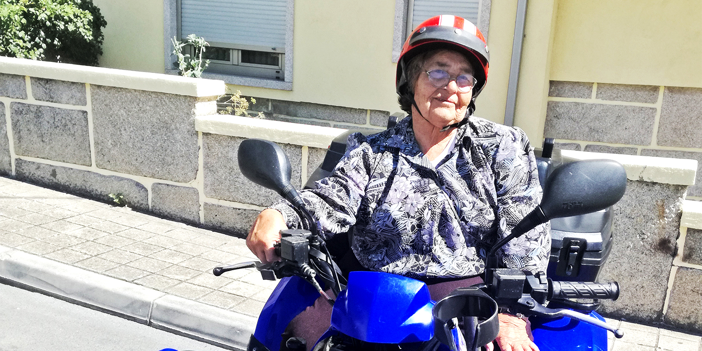 A tia Ester da moto quatro