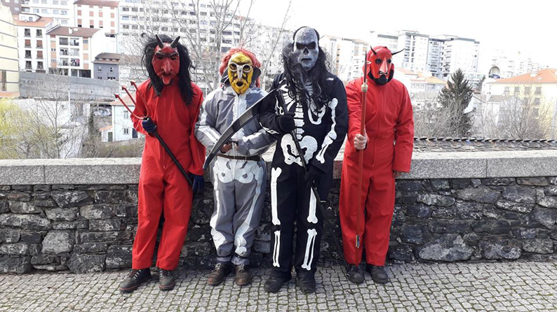 “Tendes pópóri de vir aqui!”