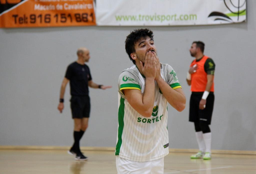 Macedense termina o ano a perder