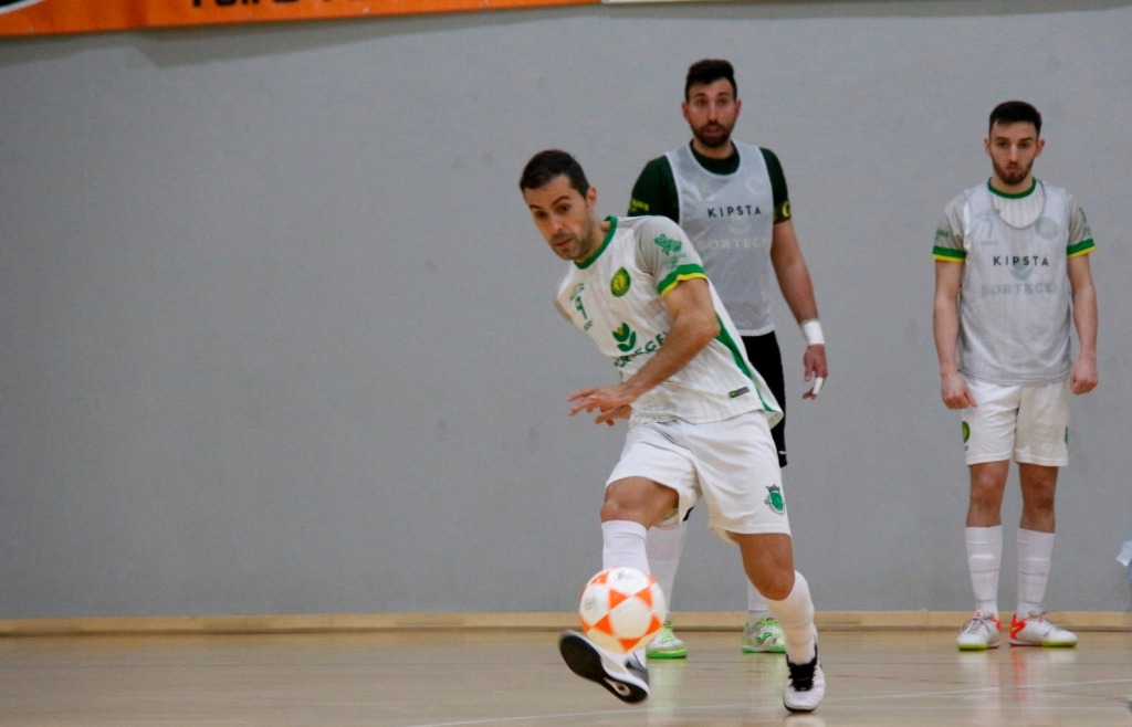 Macedense sofre derrota caseira