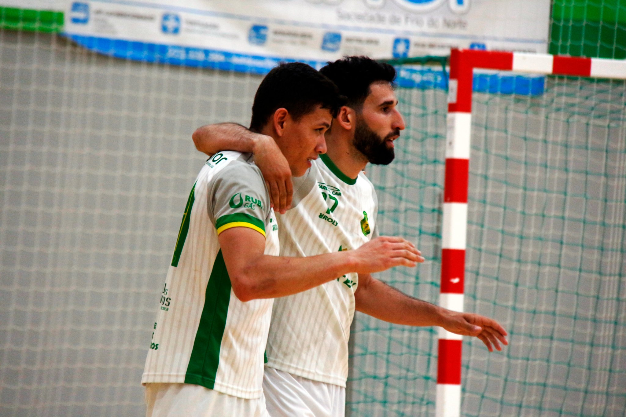 Macedense eficaz soma triunfo caseiro