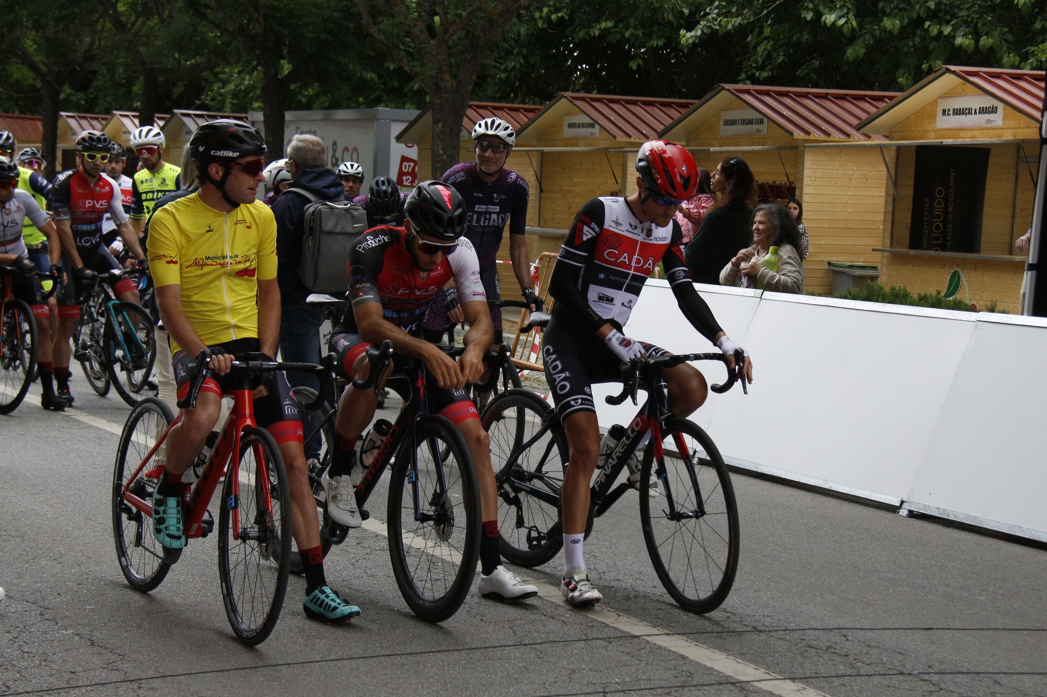 André Filipe com gesto de fair-play no GP de Ciclismo de Alfândega da Fé