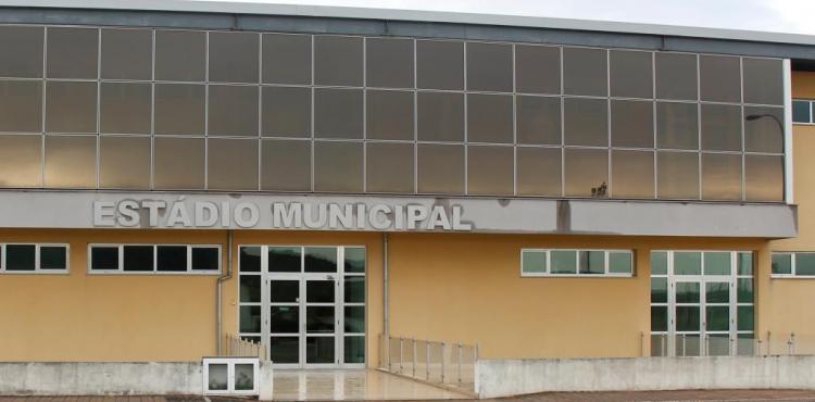 Obras para a instalação do sintético do Estádio Municipal de Macedo avançam esta semana