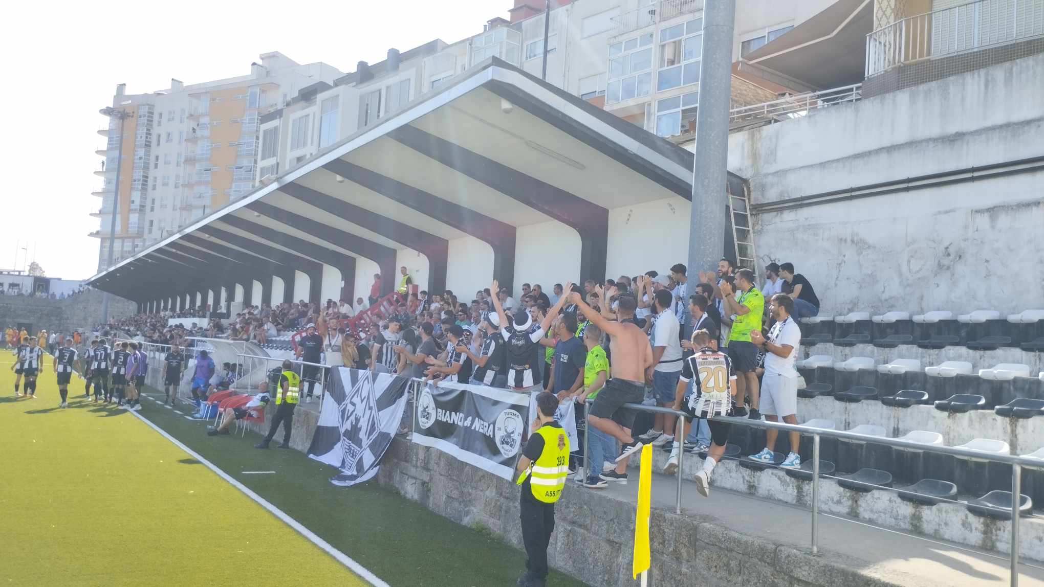 Dérbi transmontano termina com empate e fica marcado por queda da vedação de parte da bancada do Campo do Calvário