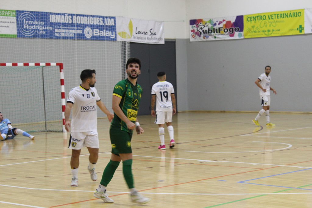 Macedense com queixas da arbitragem
