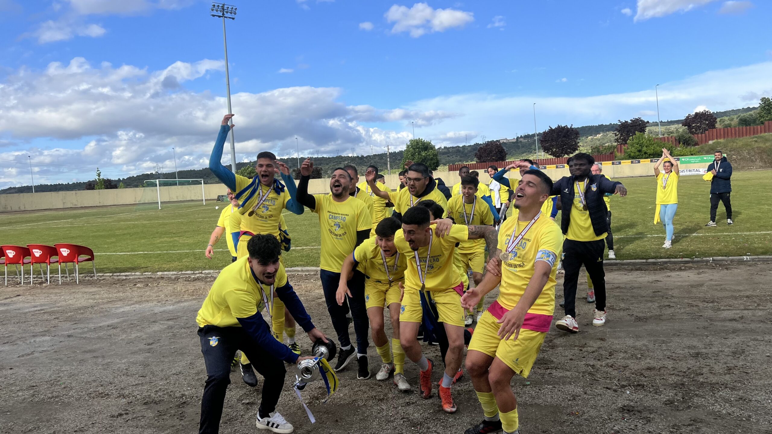 Grupo Desportivo de Bragança conquista Taça Distrital e celebra a dobradinha