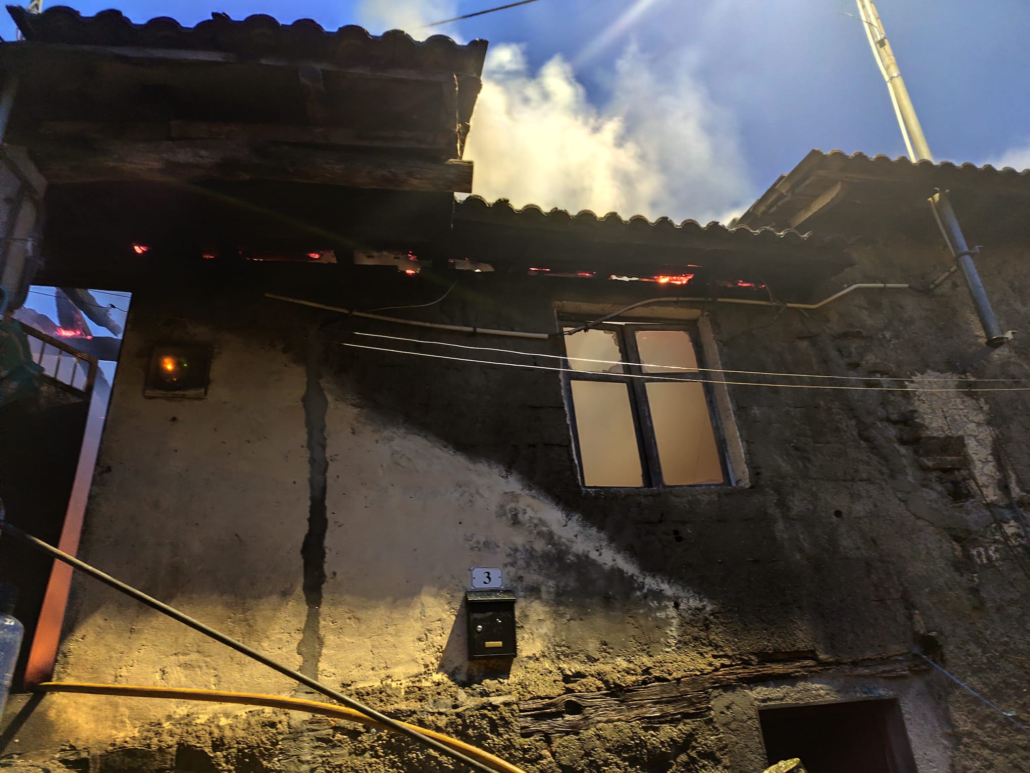 Família desalojada devido a incêndio na habitação em Conlelas