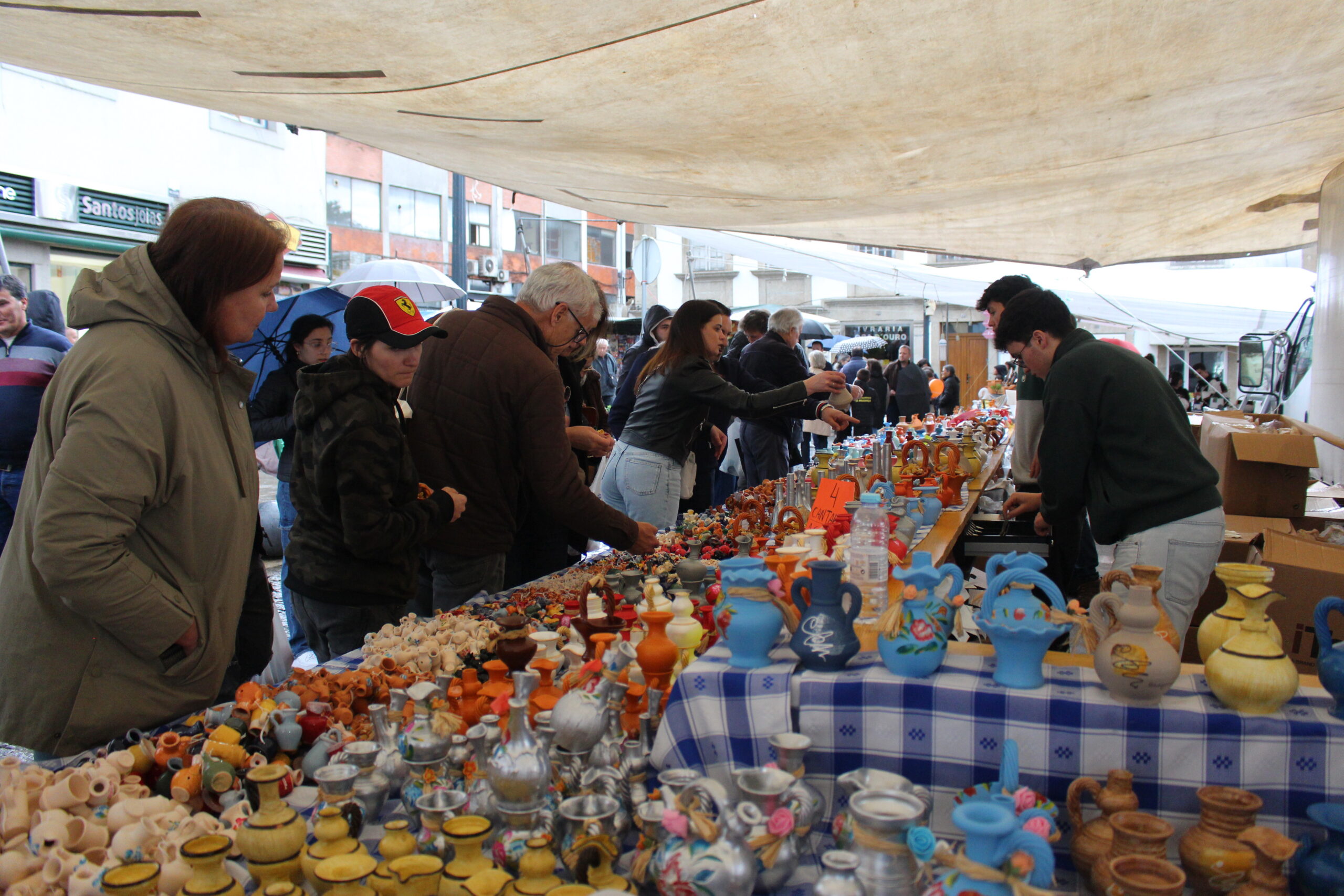 Chuva defraudou expectativas dos comerciantes na Feira das Cantarinhas em Bragança
